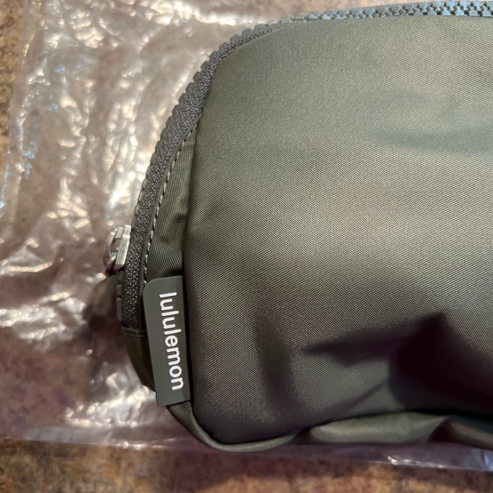 Brand New Lululemon Everywhere Belt Bag Sage Grey NWT - Picture 6 of 12
